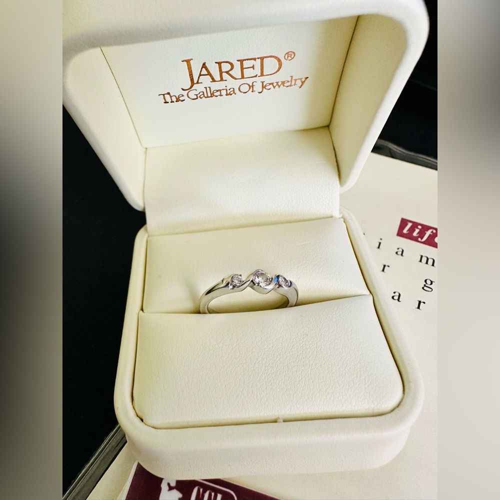 Jared 18k white gold diamond ring